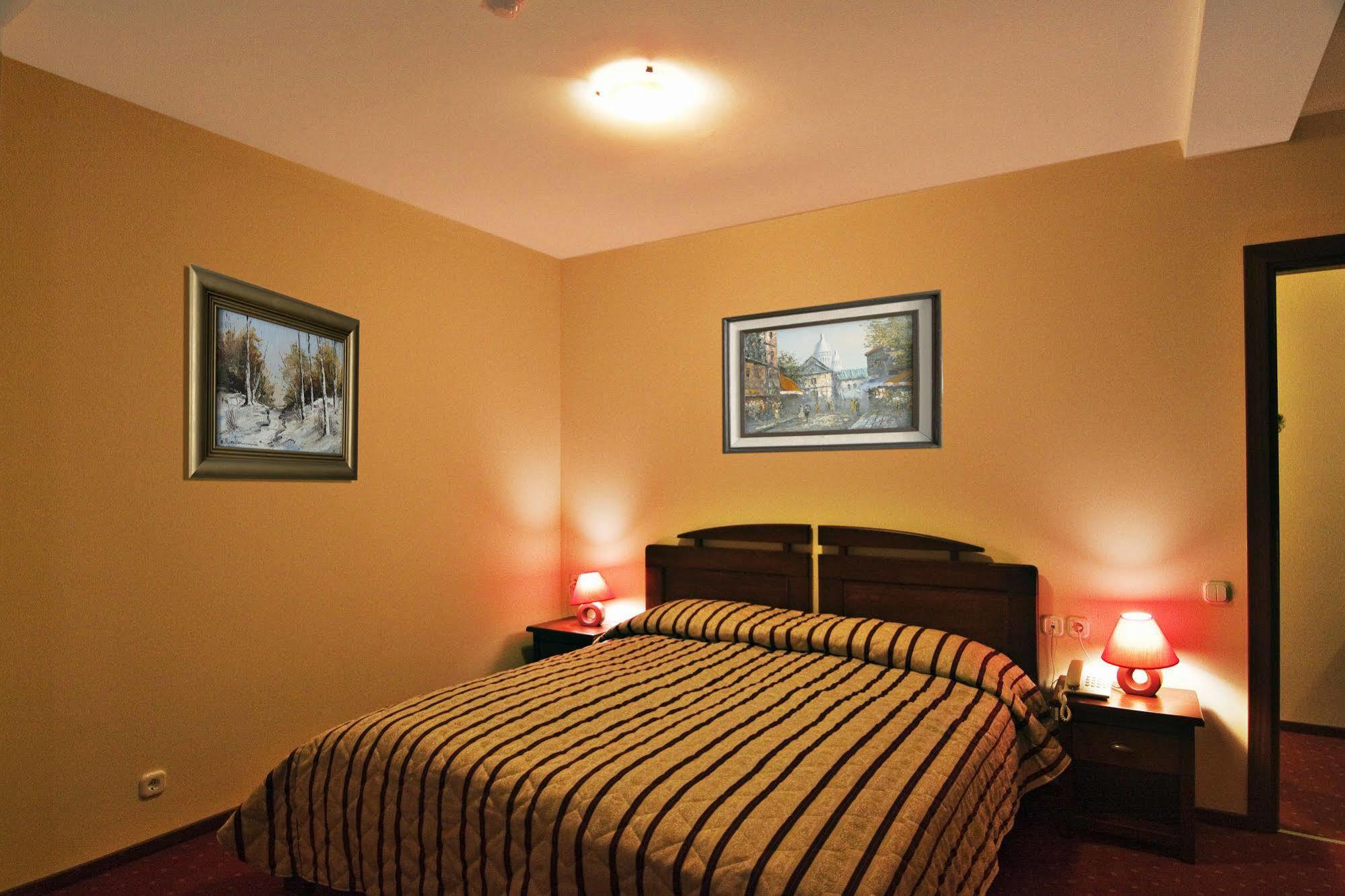 Hotel Floris Cheia  Bagian luar foto